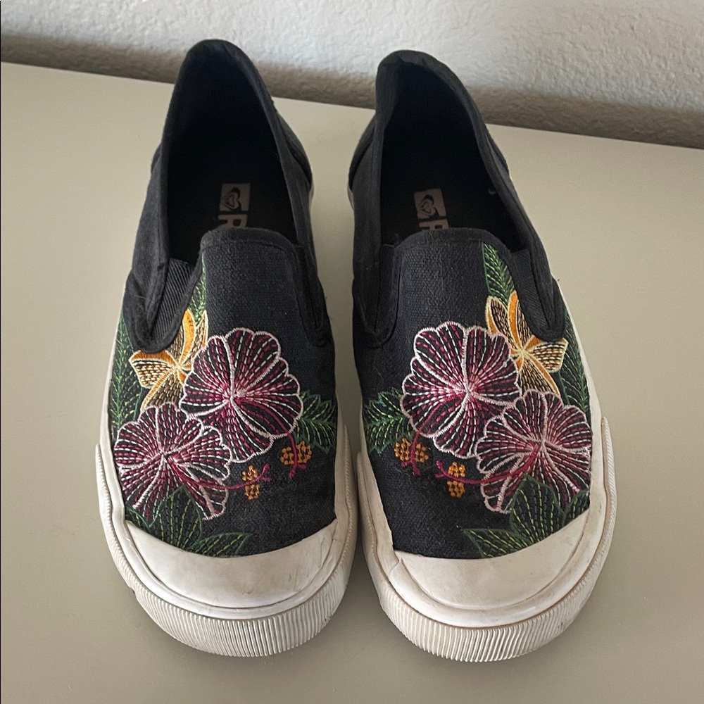 Roxy slip on sneakers youth size 6